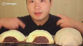 弟弟吃哈密瓜的样子,甜蜜瞬间定格