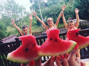 小孩模仿吃瓜视频,小萌娃学吃瓜,萌态百出引欢笑